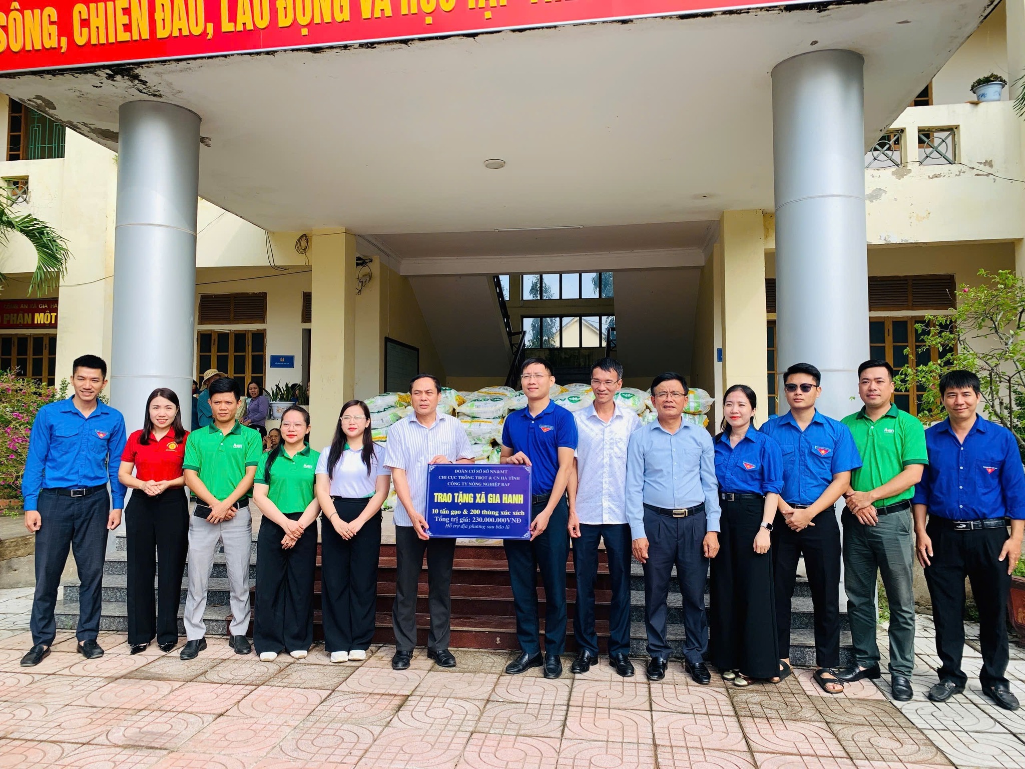 Trao tặng 10 tấn gạo và 200 thùng xúc xích hỗ trợ bà con nhân dân xã Gia Hanh khắc phục hậu quả sau cơn bão số 1000 (Bualoi)