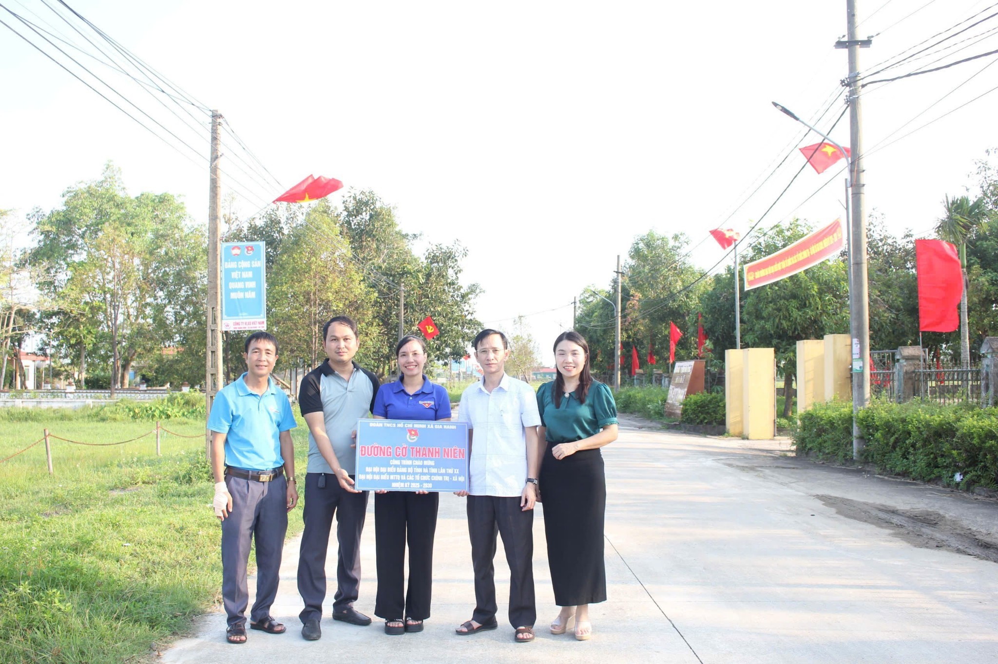 Mặt trận tổ quốc Việt Nam xã và các đoàn thể ra mắt công trình đường cờ 