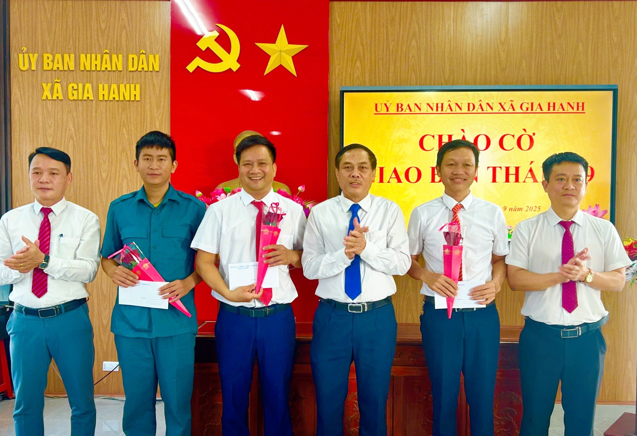 Đảng ủy UBND xã Gia Hanh tổ chức Lễ chào cờ và triển khai nhiệm vụ hoạt động tháng 9 năm 2025