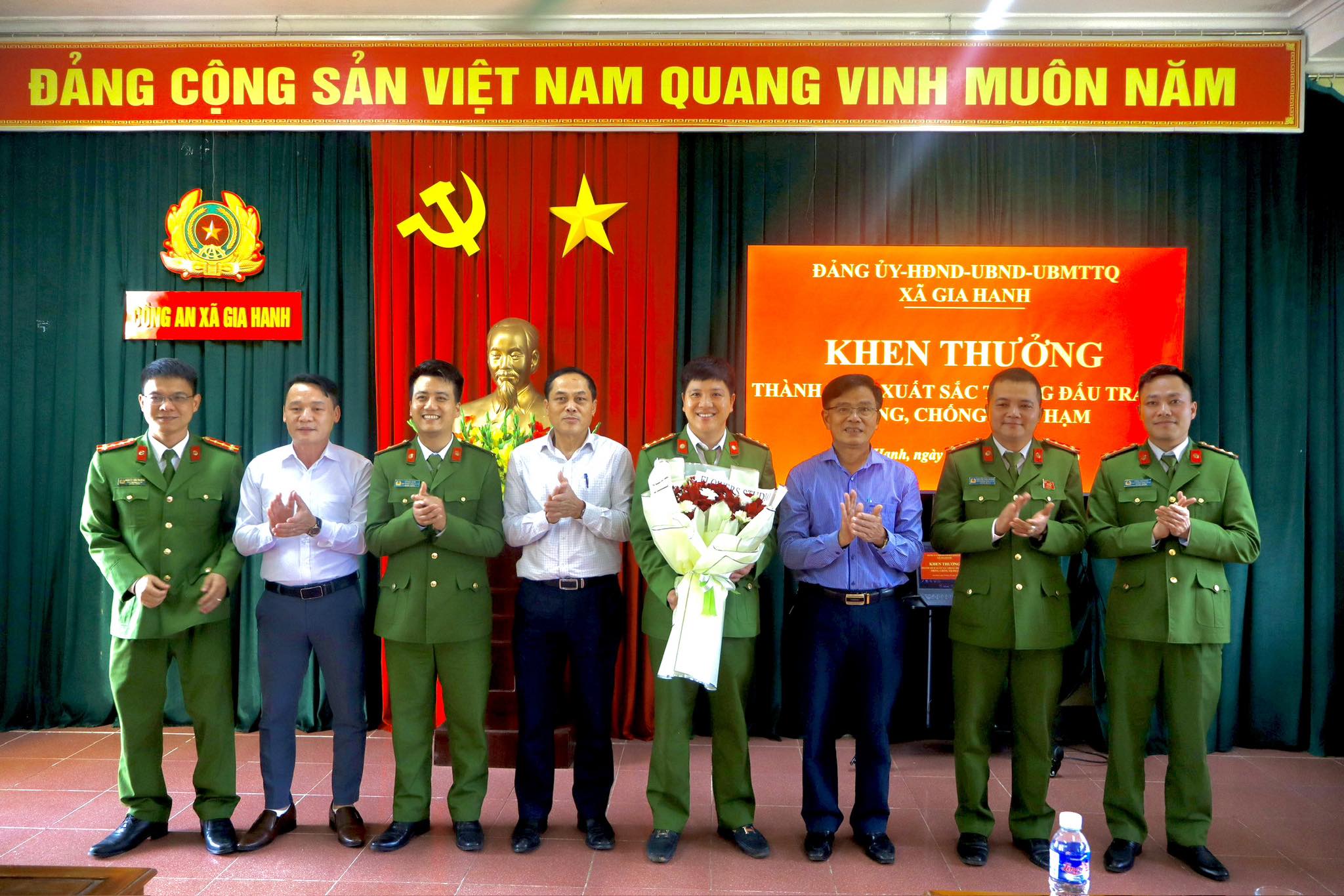 Khen thưởng Công an xã Gia Hanh có thành tích xuất sắc trong phòng chống tội phạm