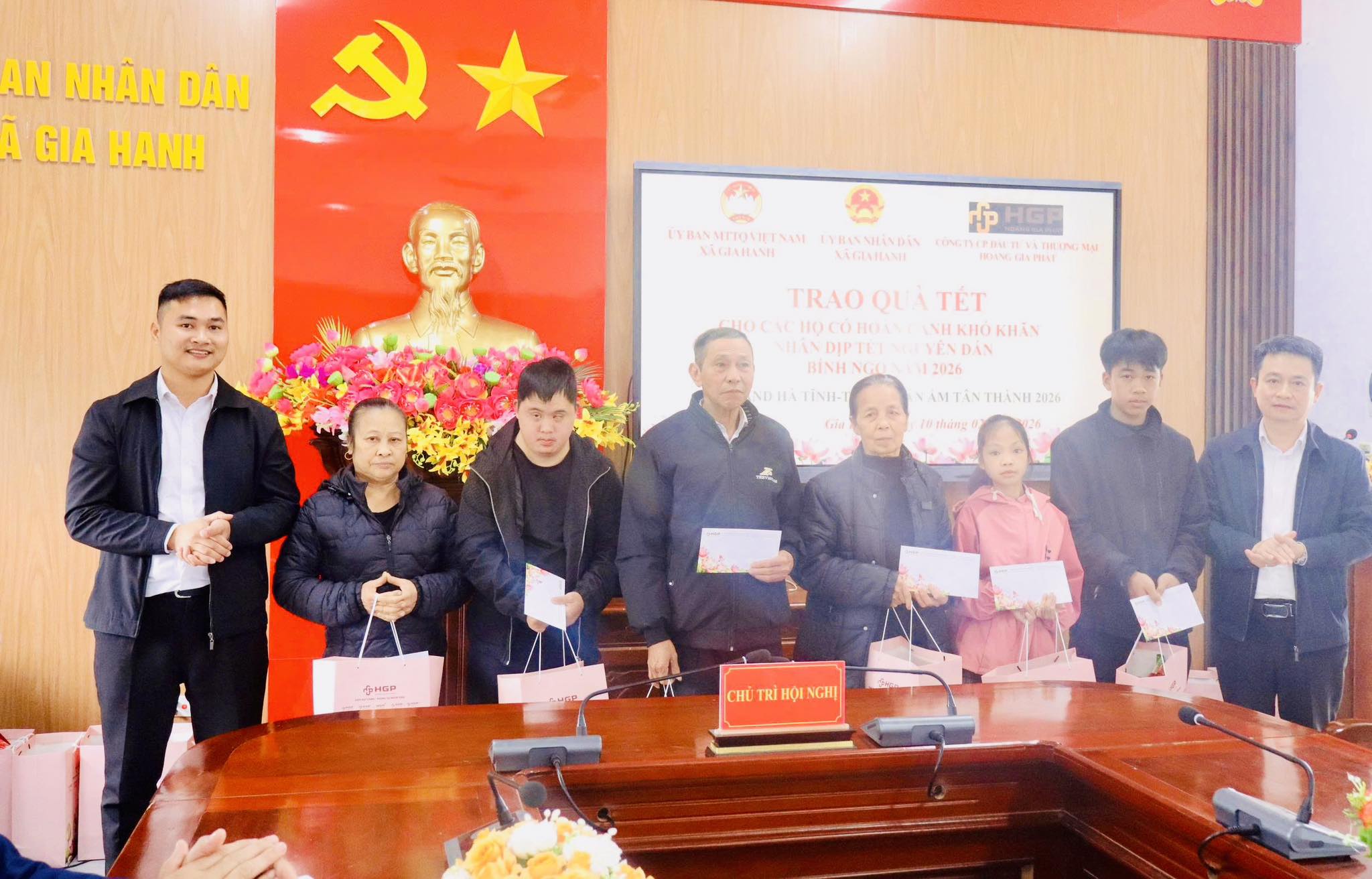 Công ty Hoàng Gia Phát trao quà Tết cho hộ khó khăn tại xã Gia Hanh