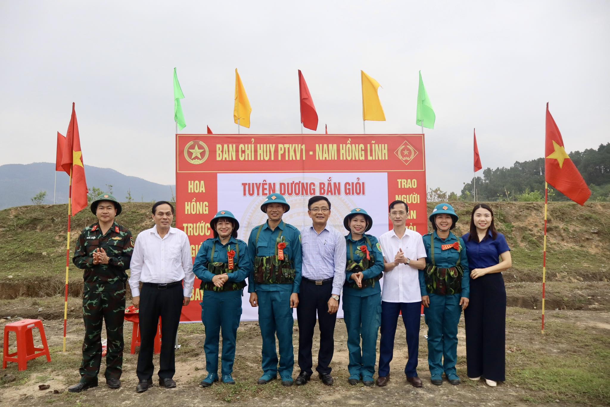 Lãnh đạo xã Gia Hanh động viên, chúc mừng lực lượng dân quân năm thứ nhất tại thao trường bắn đạn thật 