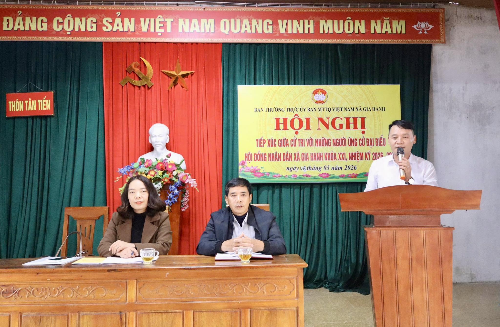 Cử tri thôn Tân Tiến gặp gỡ các ứng cử viên đại biểu HĐND xã đơn vị bầu cử số 1