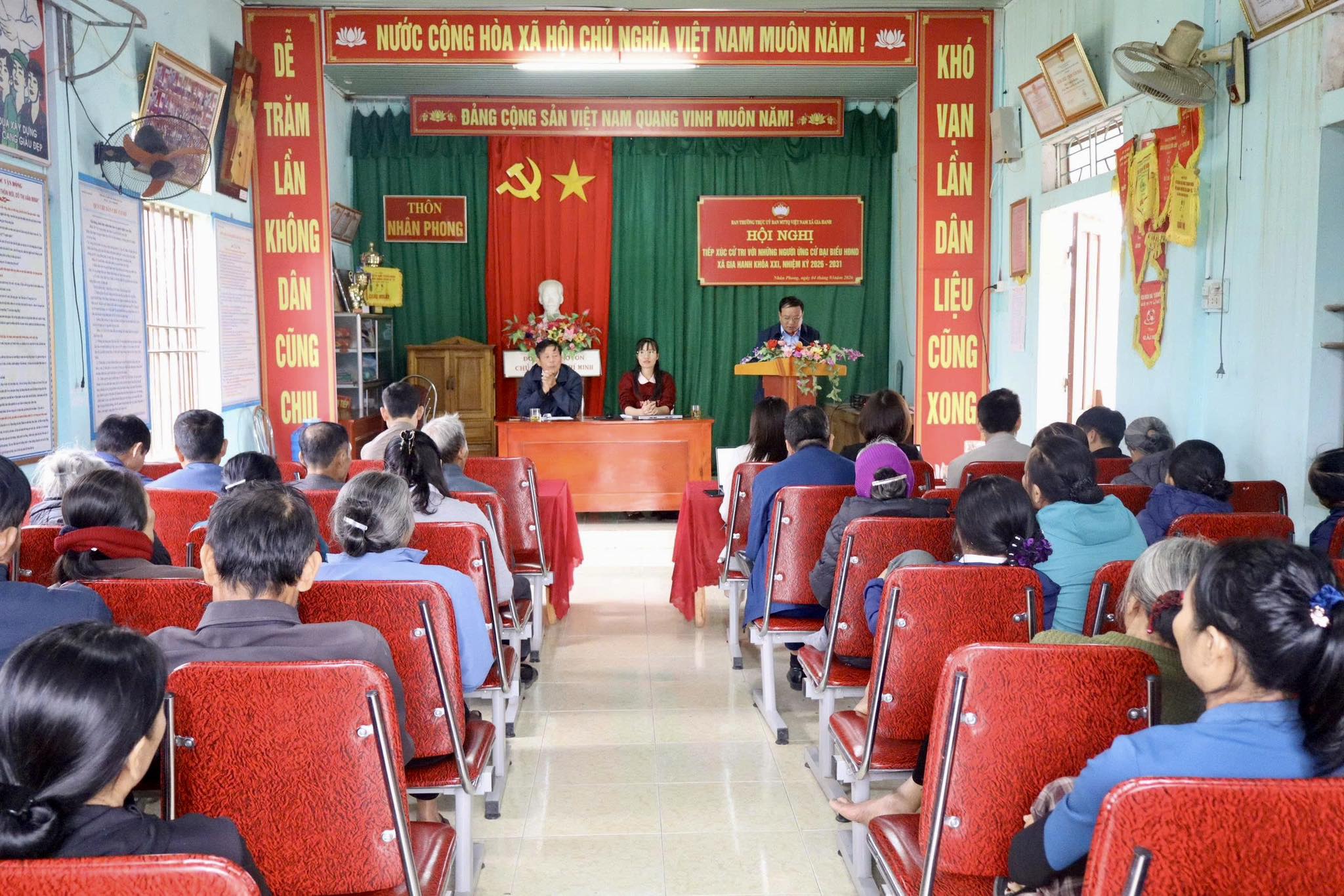 Ứng cử viên đại biểu HĐND xã đơn vị bầu cử số 6 tiếp xúc cử tri thôn Nhân Phong