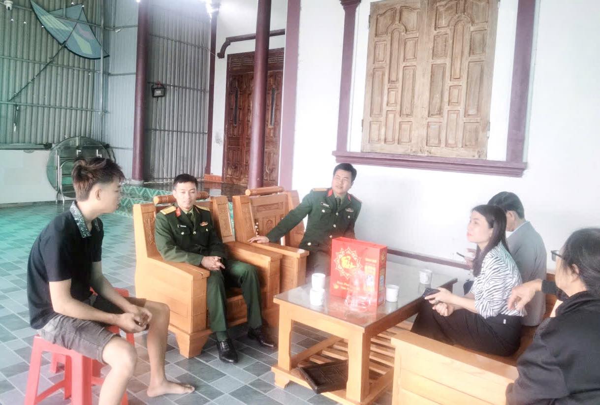 Lãnh đạo xã Gia Hanh thăm, động viên thanh niên chuẩn bị nhập ngũ