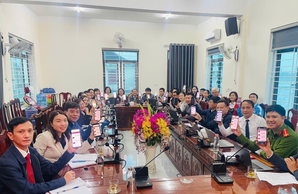 Đảng bộ các cơ quan Đảng xã Gia Hanh tổ chức Lễ chào cờ tháng 11 năm 2025 và góp ý kiến vào các dự thảo Văn kiện Đại hôi XIV của Đảng