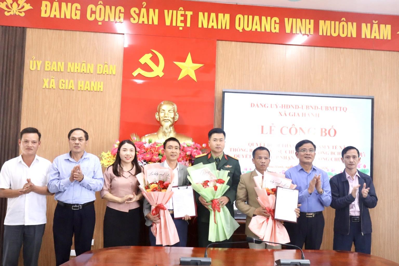 Công bố quyết định thành lập Trạm Y tế và bổ nhiệm Chỉ huy trưởng Ban CHQS xã