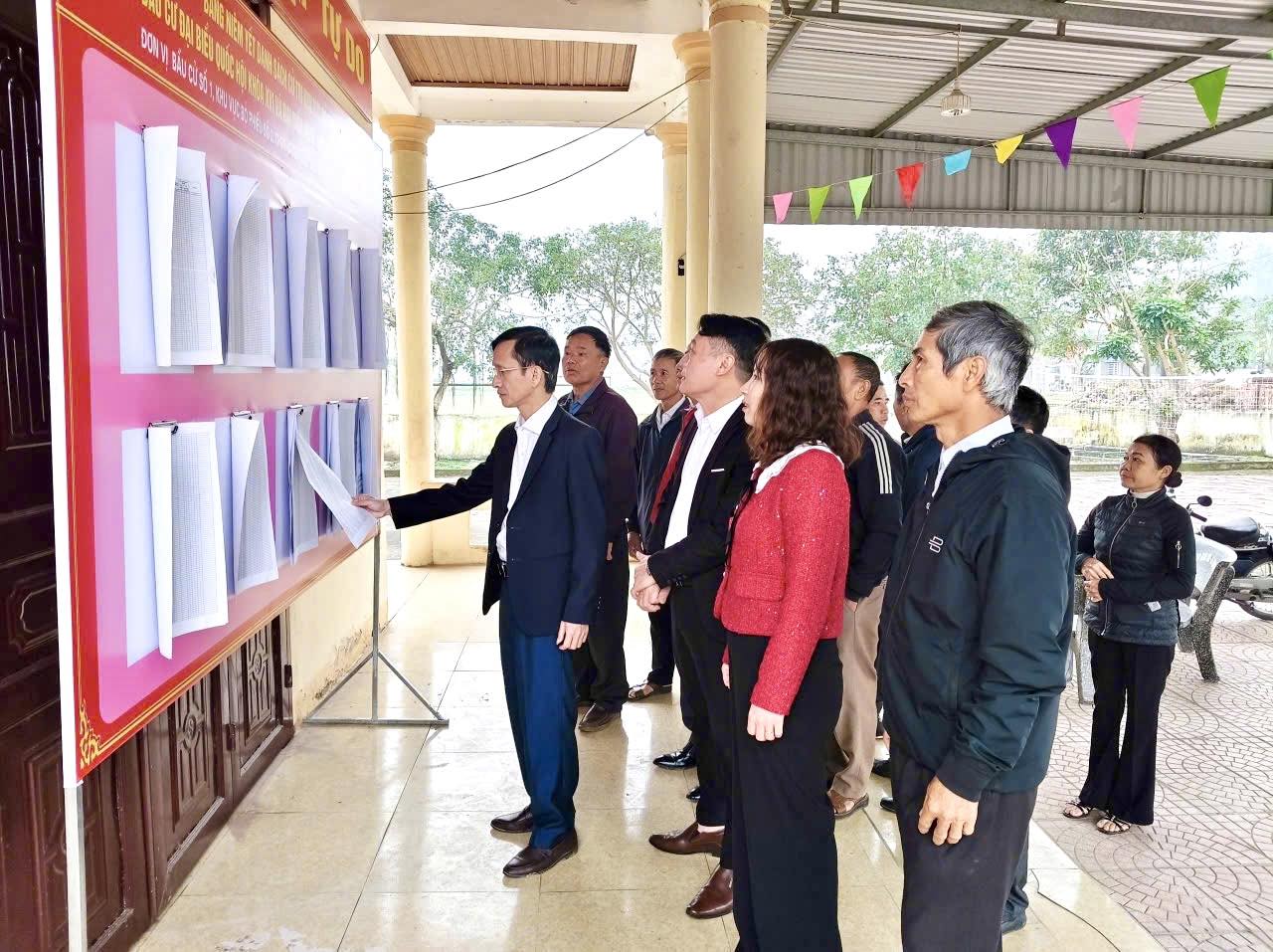 Lãnh đạo xã kiểm tra công tác chuẩn bị bầu cử