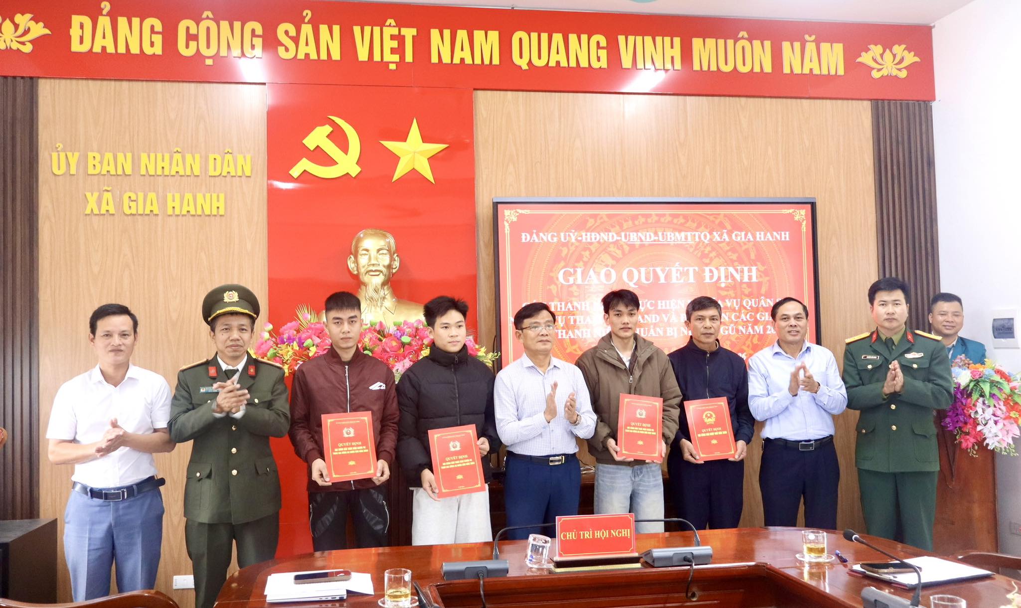 Trao quyết định gọi công dân nhập ngũ và gặp mặt gia đình có thanh niên chuẩn bị nhập ngũ năm 2026
