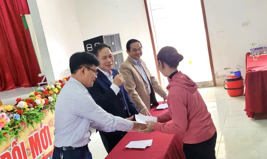 Hội Bảo trợ người khuyết tật và trẻ mồ côi tỉnh và Đoàn đại biểu Quốc hội tỉnh tặng quà Tết cho hộ có hoàn cảnh khó khăn