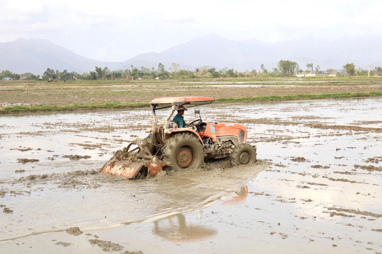 Gia Hanh tập trung làm đất chuẩn bị sản xuất vụ xuân 2026