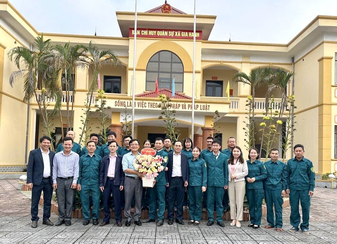 Lãnh đạo xã Gia Hanh chúc mừng các đơn vị quân đội nhân Ngày thành lập Quân đội Nhân dân Việt Nam