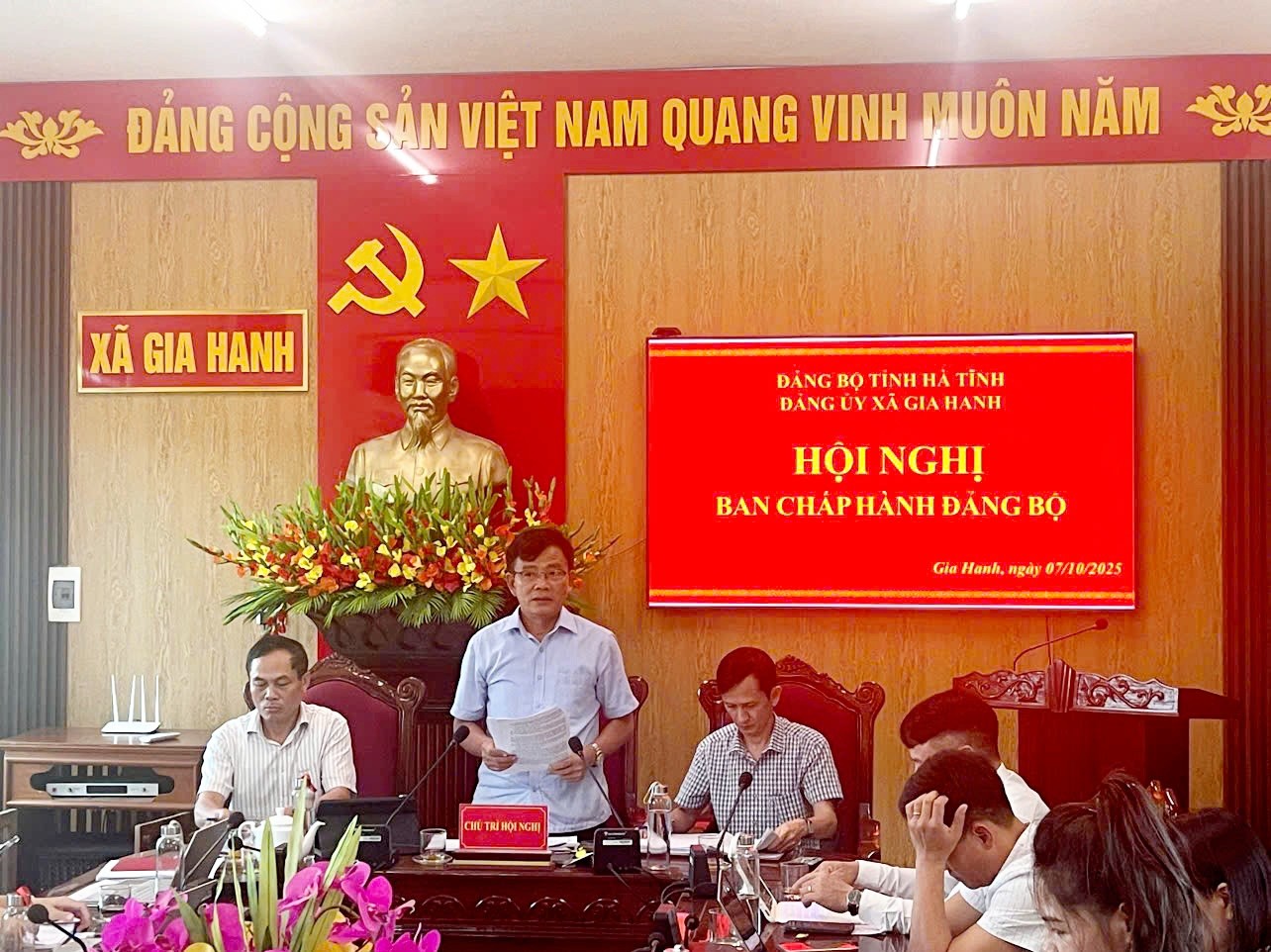 Hội nghị Ban chấp Đảng bộ xã nghe và cho ý kiến về tình hình kinh tế - xã hội 9 tháng cuối năm 2025; Báo cáo tình hình ứng phó và thiệt hại cơn bão số 10; Phương án chuyển đổi đất lần thứ 3