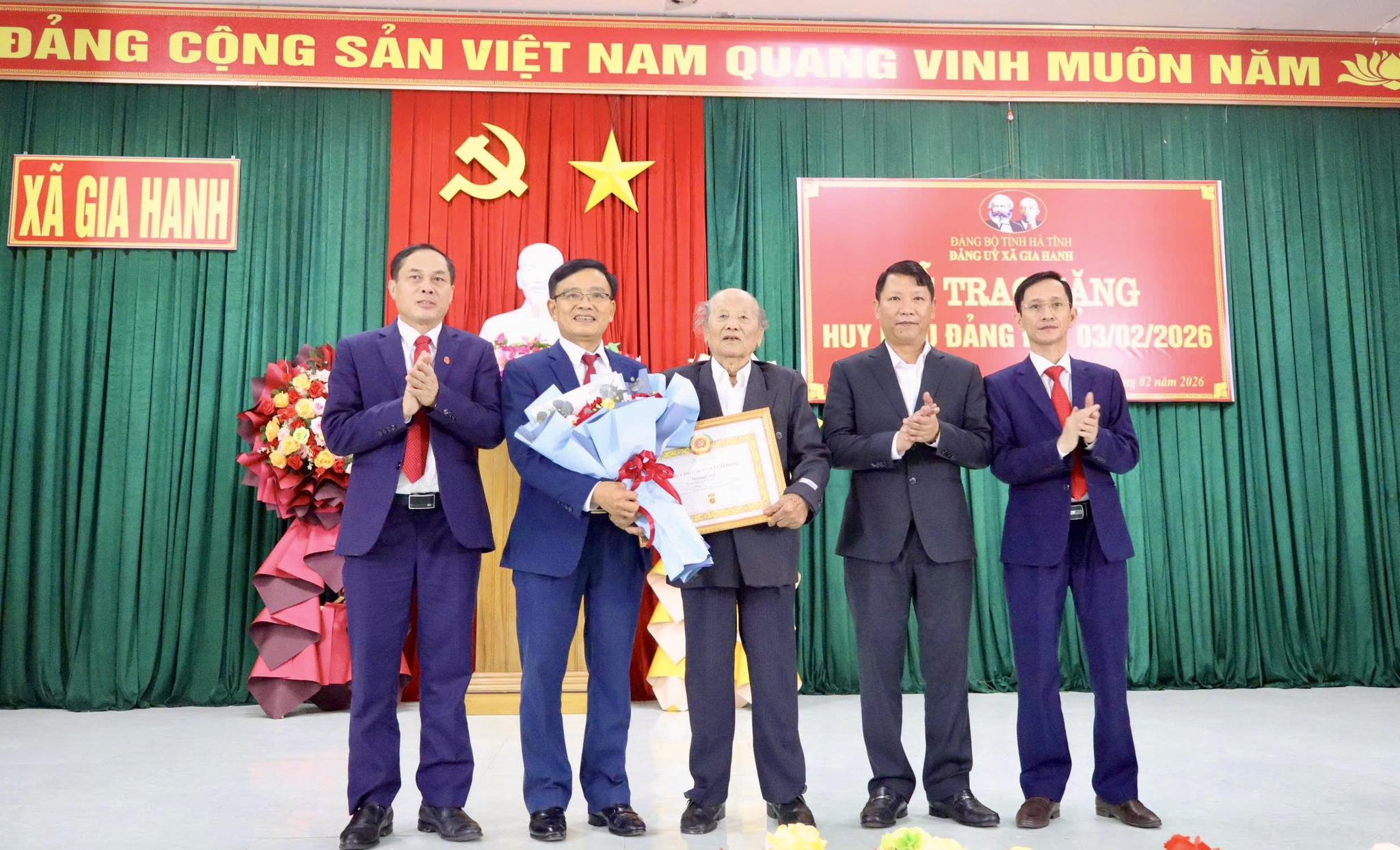 Trao tặng huy hiệu Đảng cho 26 đảng viên có tuổi Đảng 30 đến 80 năm