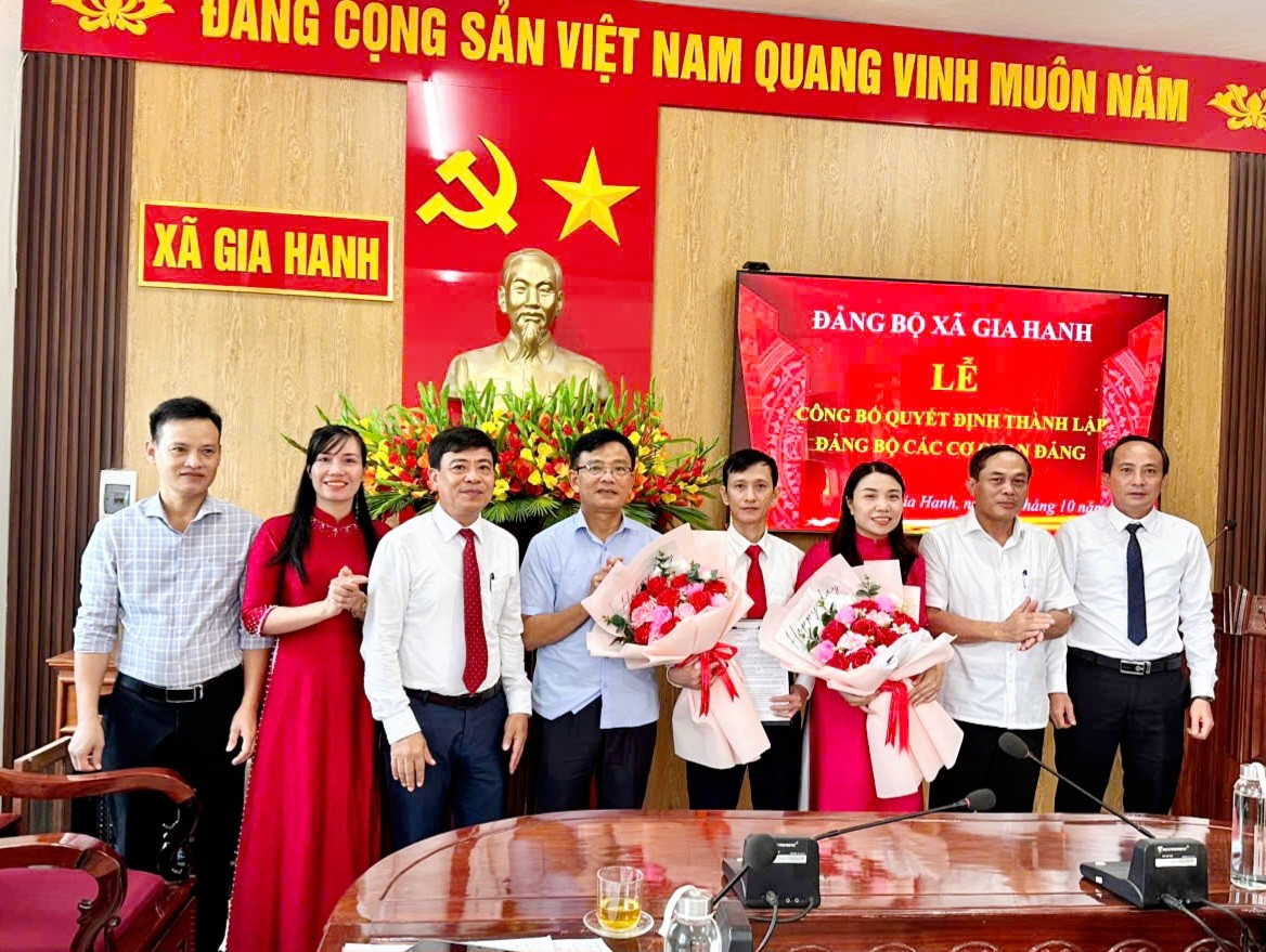 Ban Thường vụ Đảng ủy xã Gia Hanh công bố Quyết định thành lập Đảng bộ các cơ quan Đảng