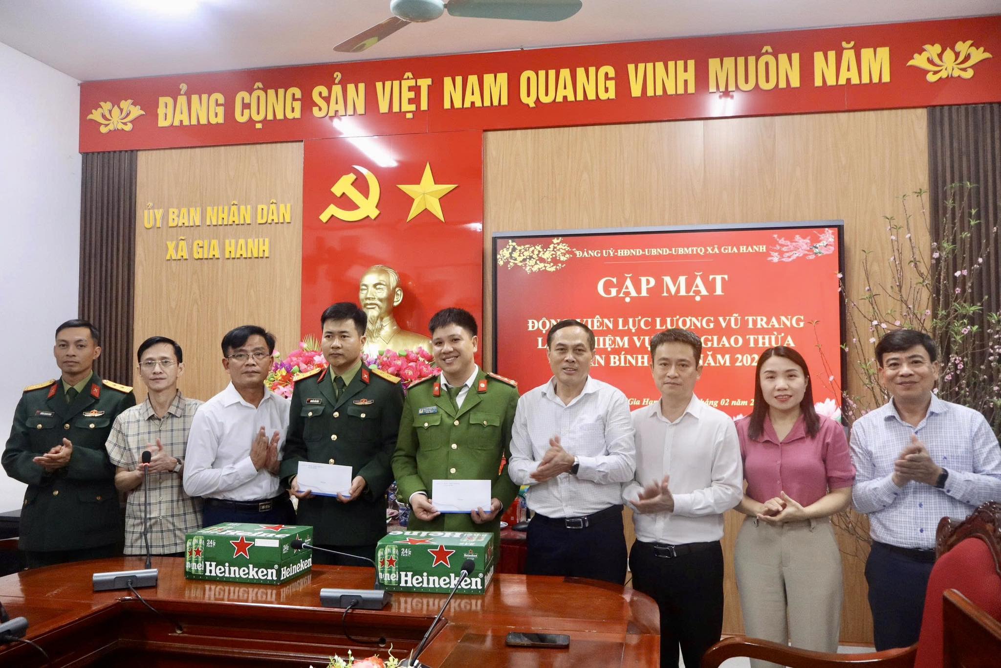 Lãnh đạo xã Gia Hanh gặp mặt, động viên lực lượng vũ trang làm nhiệm vụ trong đêm giao thừa