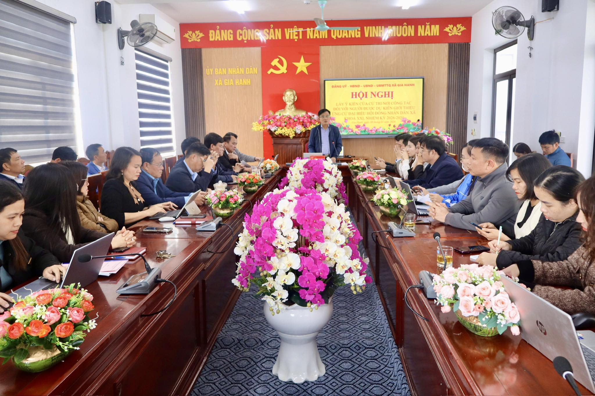 Gia Hanh lấy ý kiến cử tri nơi công tác với người dự kiến giới thiệu ứng cử đại biểu HĐND xã 