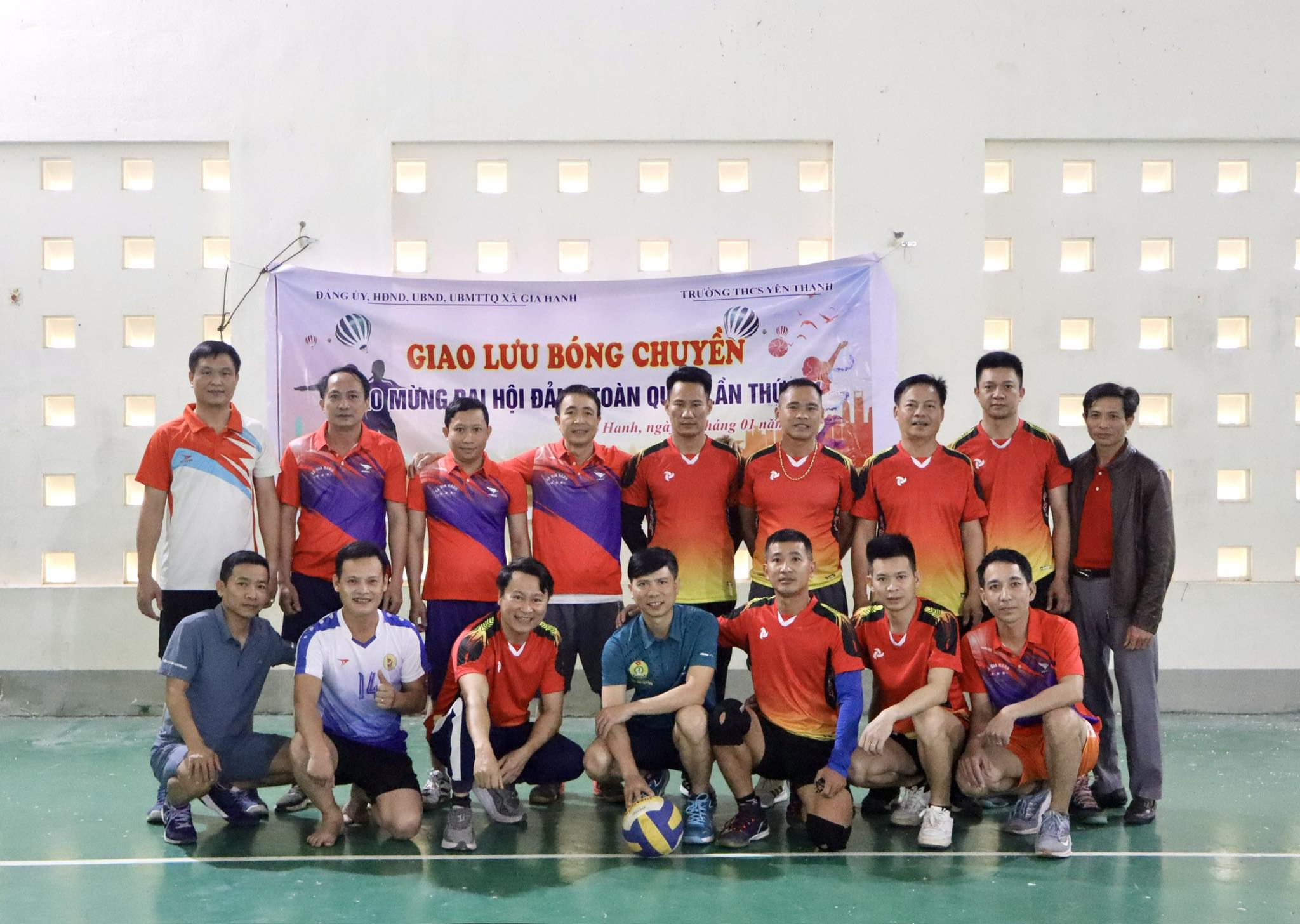 Giao lưu bóng chuyền chào mừng Đại hội đại biểu toàn quốc lần thứ XIV của Đảng