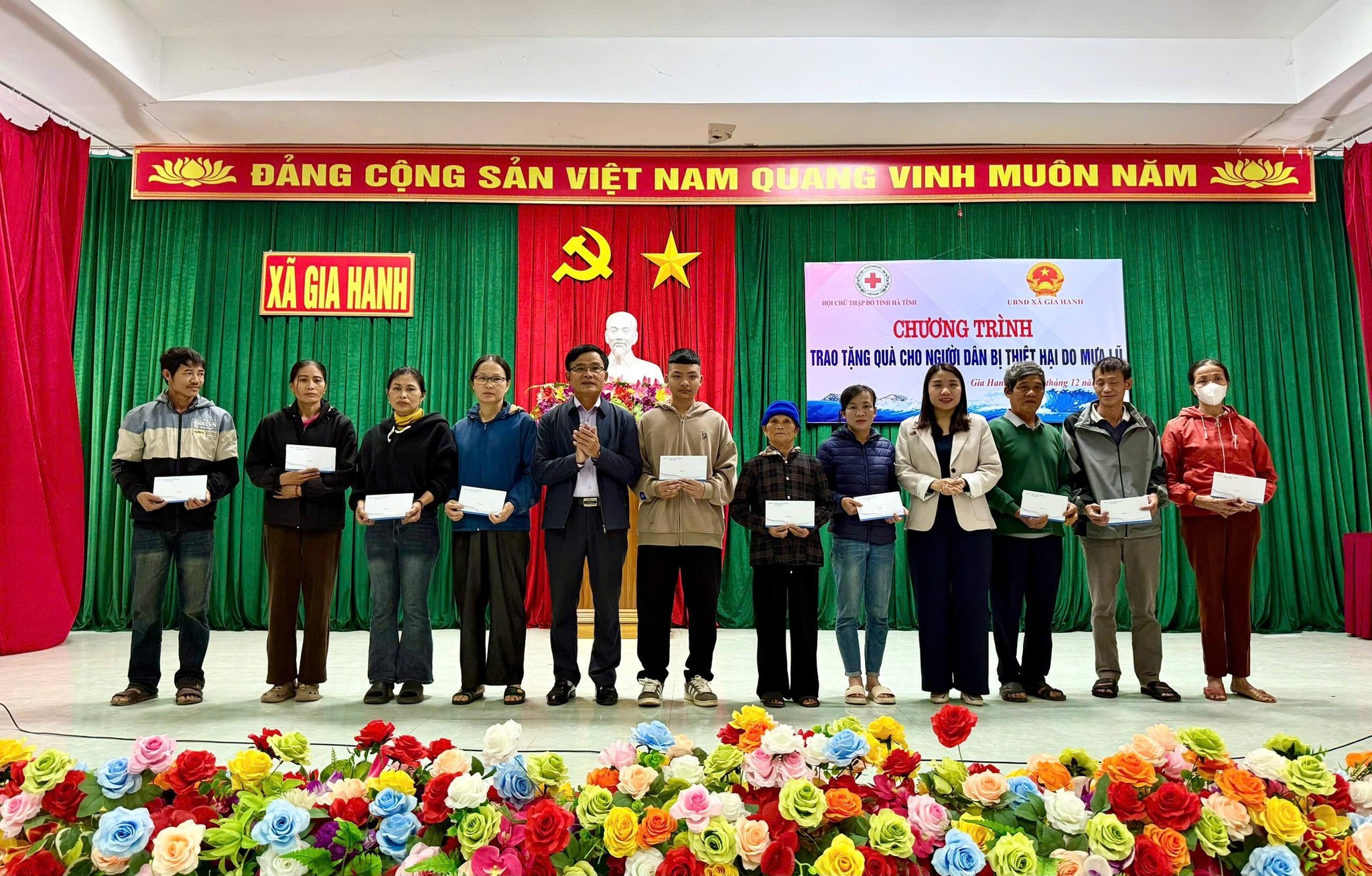 Hội Chữ thập đỏ tỉnh tặng quà cho người dân Gia Hanh bị thiệt hại do mưa lũ 