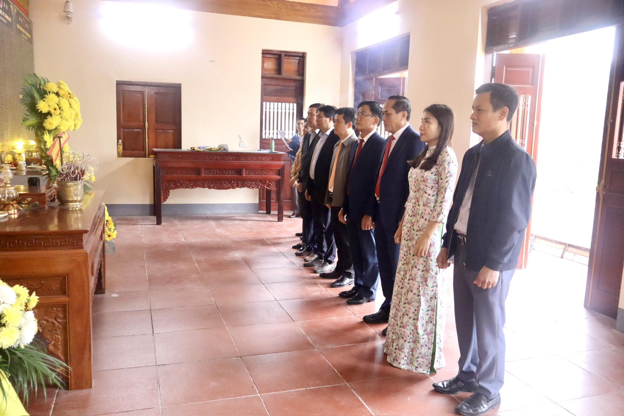 Lãnh đạo xã Gia Hanh dâng hương tưởng niệm các Anh hùng liệt sĩ và chúc Tết các gia đình chính sách