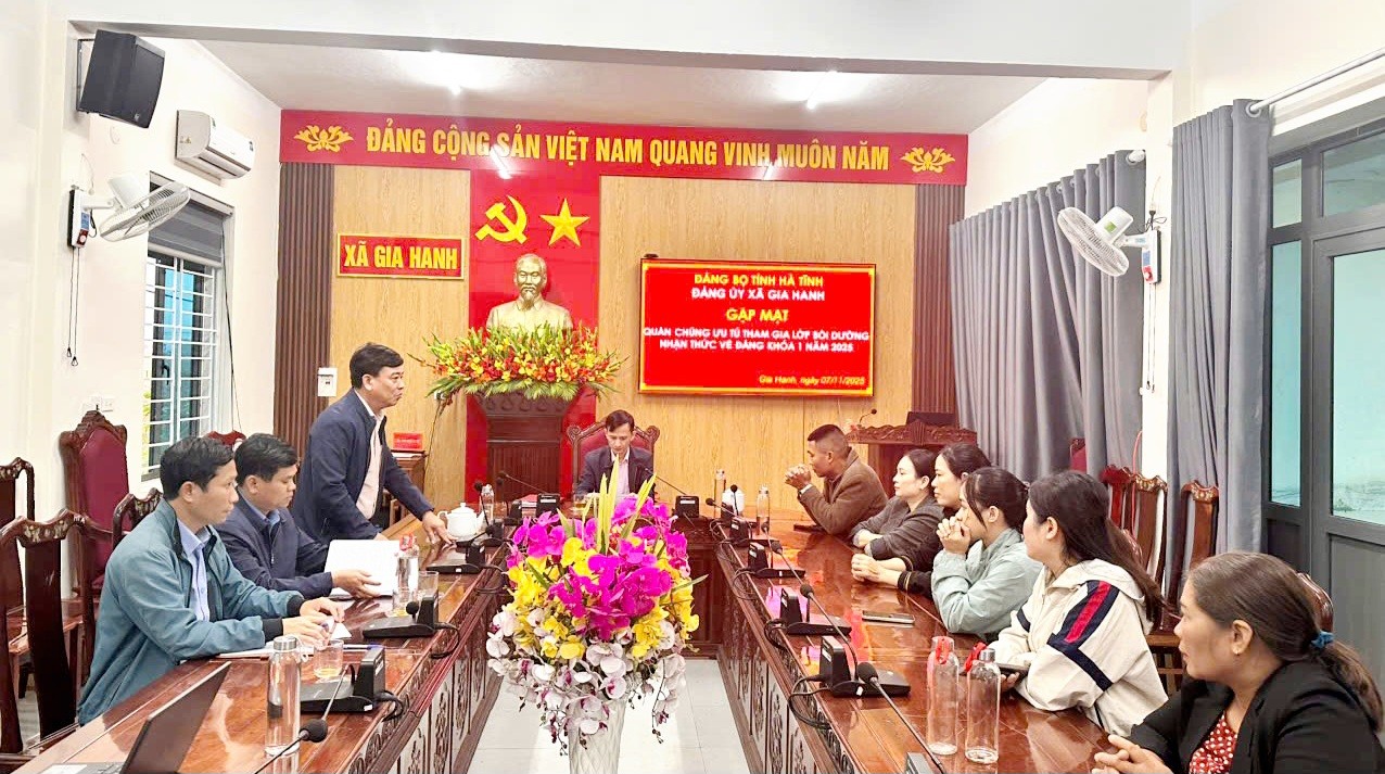 Thường trực Đảng ủy xã Gia Hanh gặp mặt các quần chúng ưu tú tham gia lớp bồi dưỡng nhận thức về Đảng khóa I năm 2025