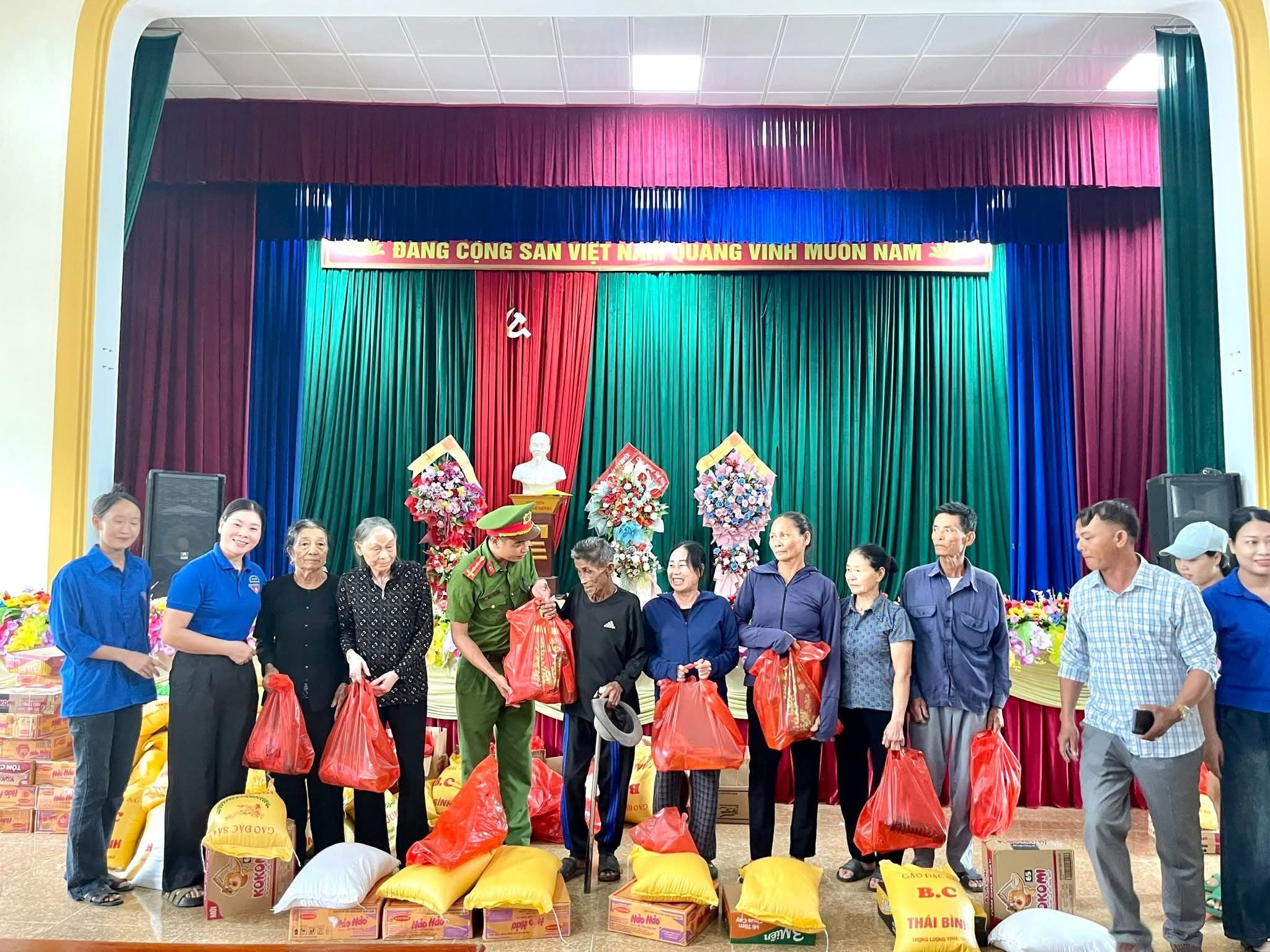 Câu lạc bộ thiện nguyện "Kết nối yêu thương Hải Phòng" trao quà cho các hộ dân có hoàn cảnh khó khăn bị ảnh hưởng bởi ảnh hưởng của cơn bão số 10 (Bualoi)