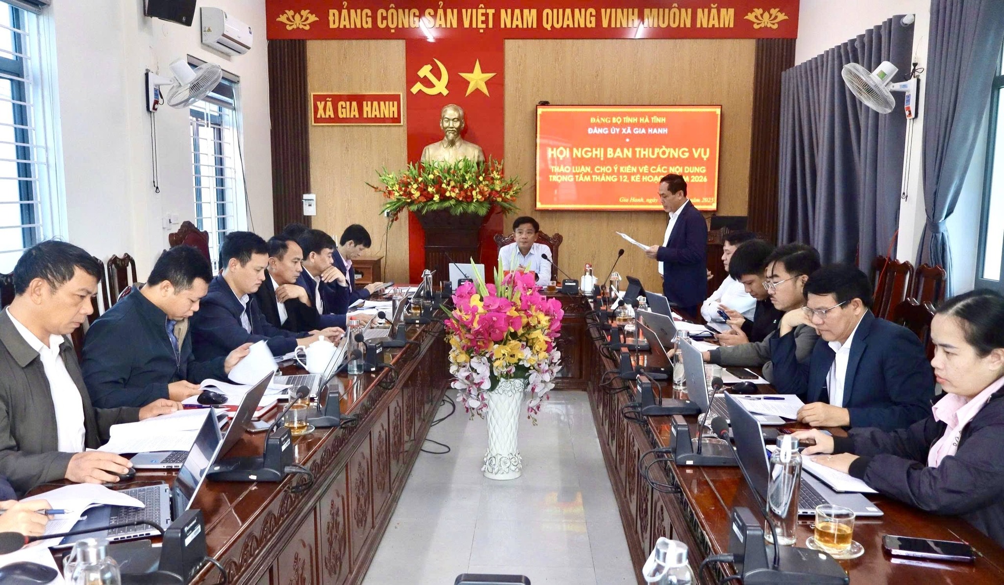Ban Thường vụ Đảng ủy xã Gia Hanh thảo luận, cho ý kiến vào các nội dung thuộc thẩm quyền