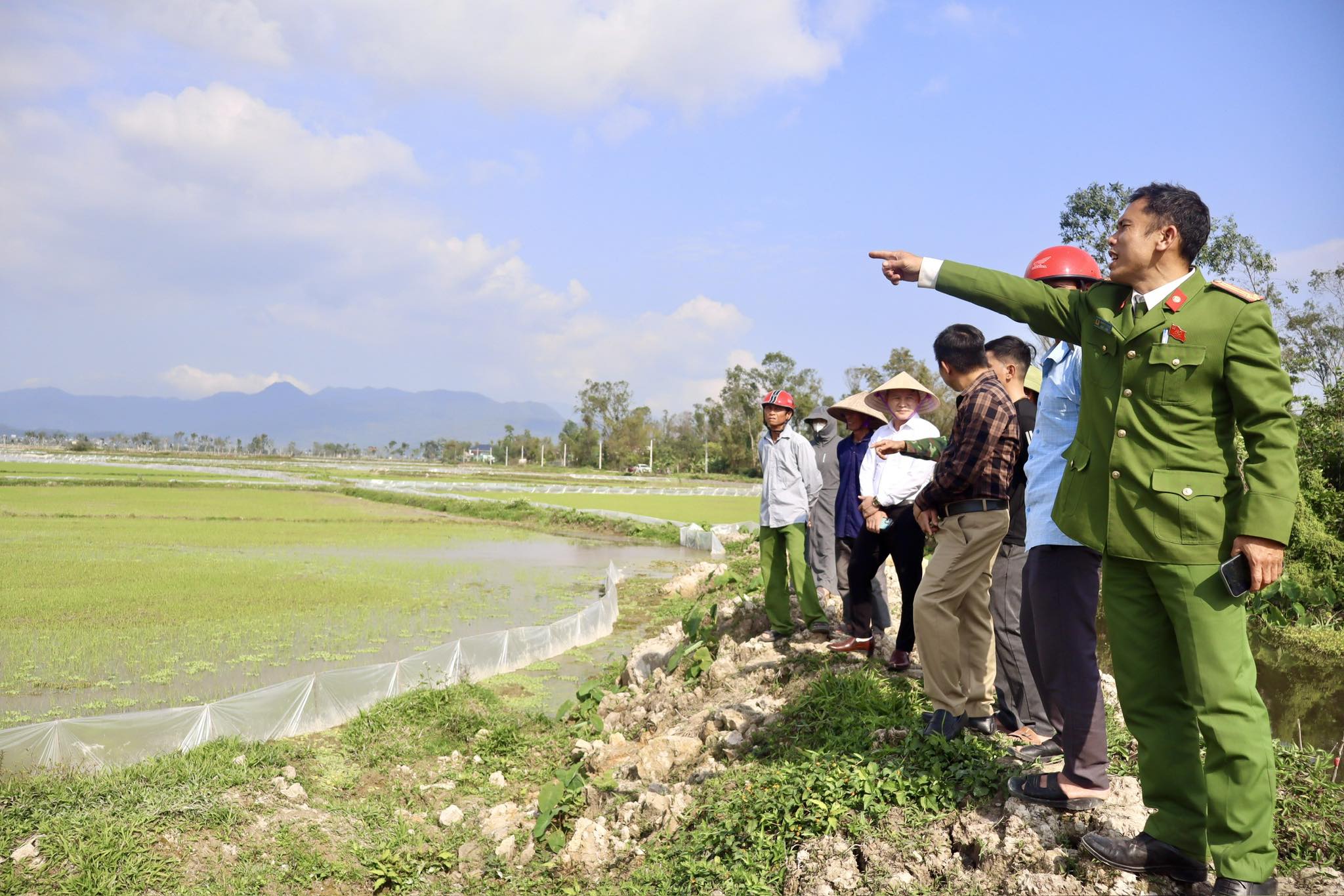 Xử lý kiến nghị của người dân thôn Hợp Sơn về nước thải trang trại chăn nuôi