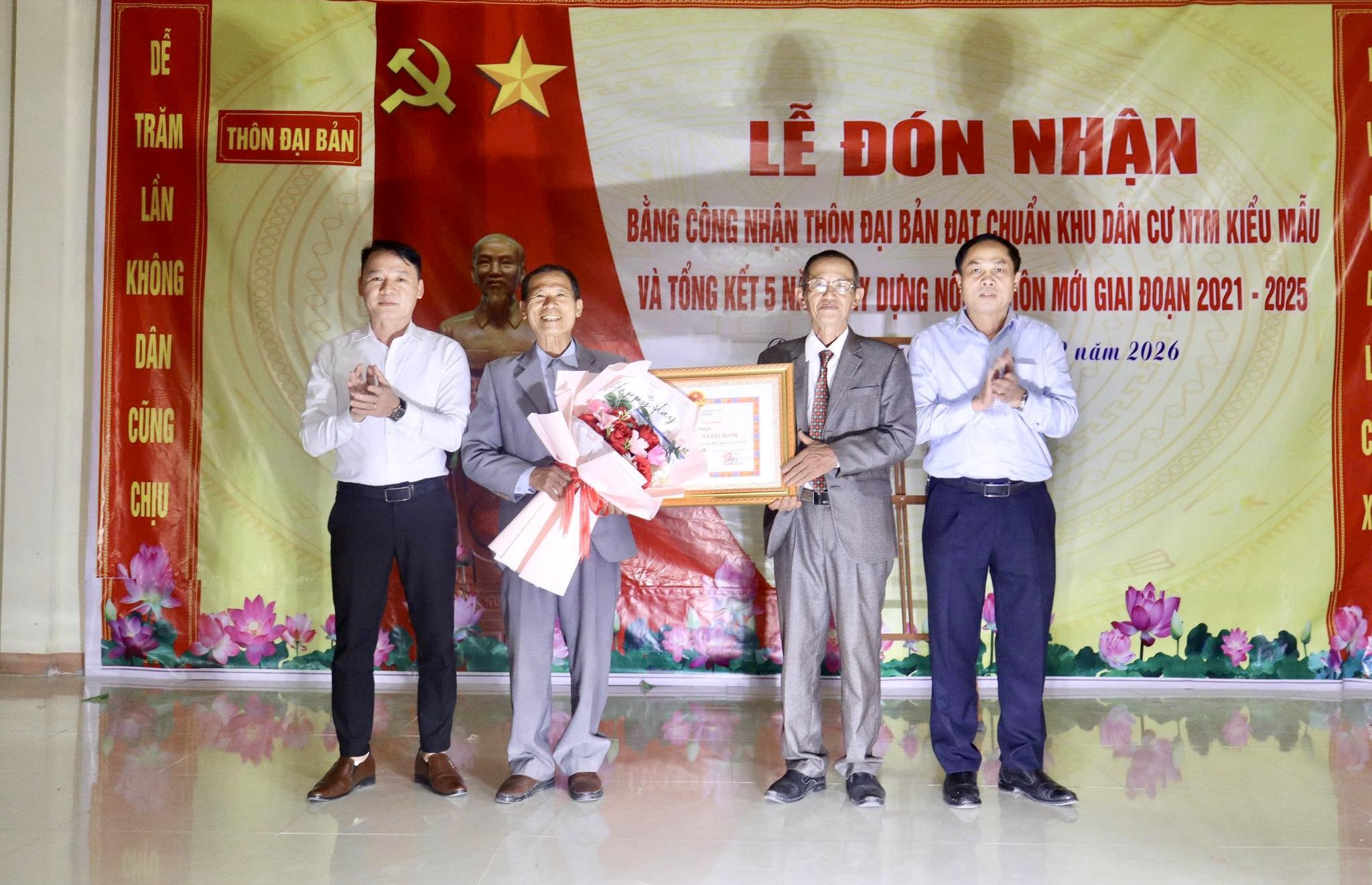 Thôn Đại Bản đón Bằng công nhận Khu dân cư Nông thôn mới kiểu mẫu 