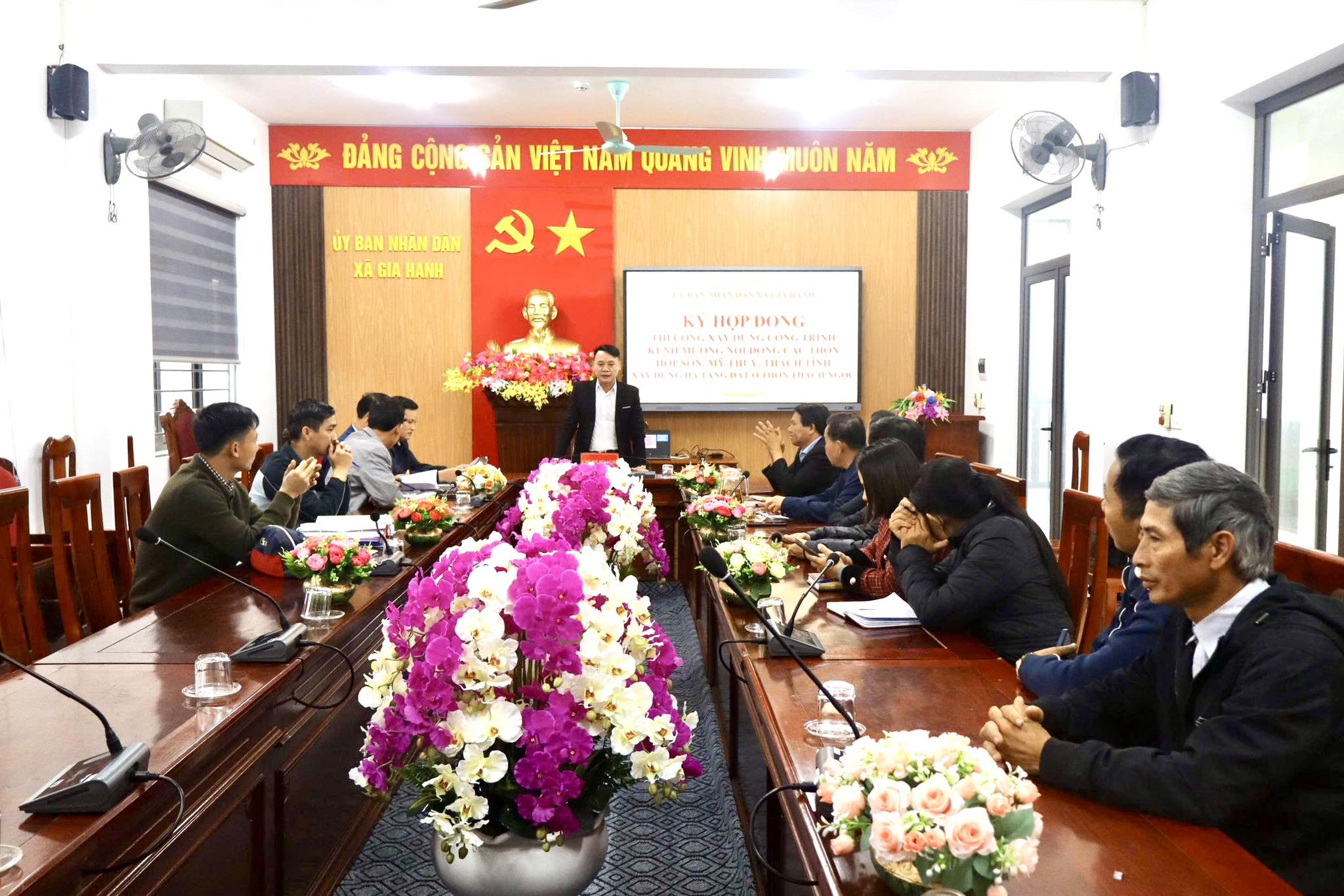 UBND xã Gia Hanh ký hợp đồng thi công các công trình hạ tầng nông thôn