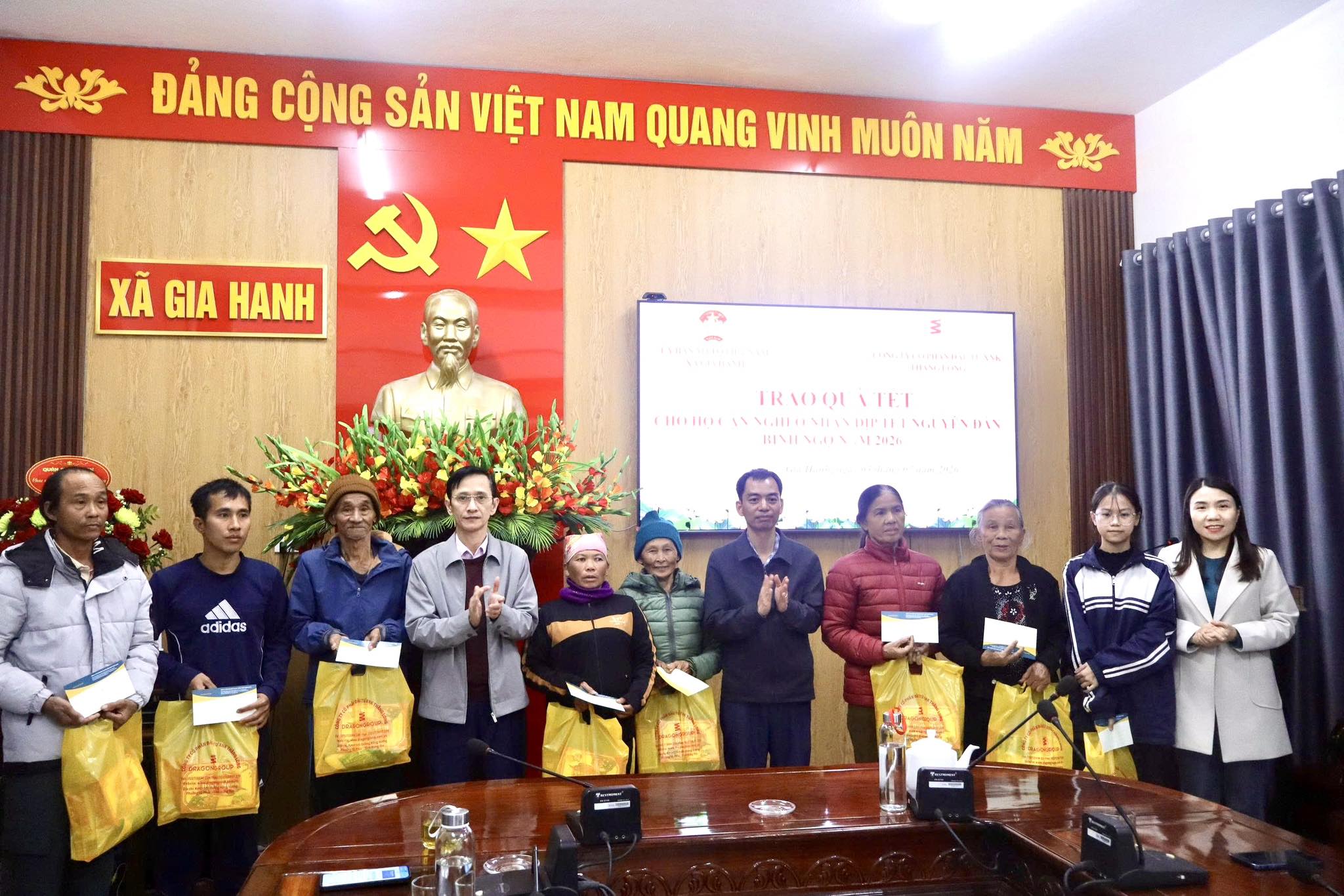 Trao quà Tết cho hộ cận nghèo nhân dịp Tết Nguyên đán Bính Ngọ năm 2026