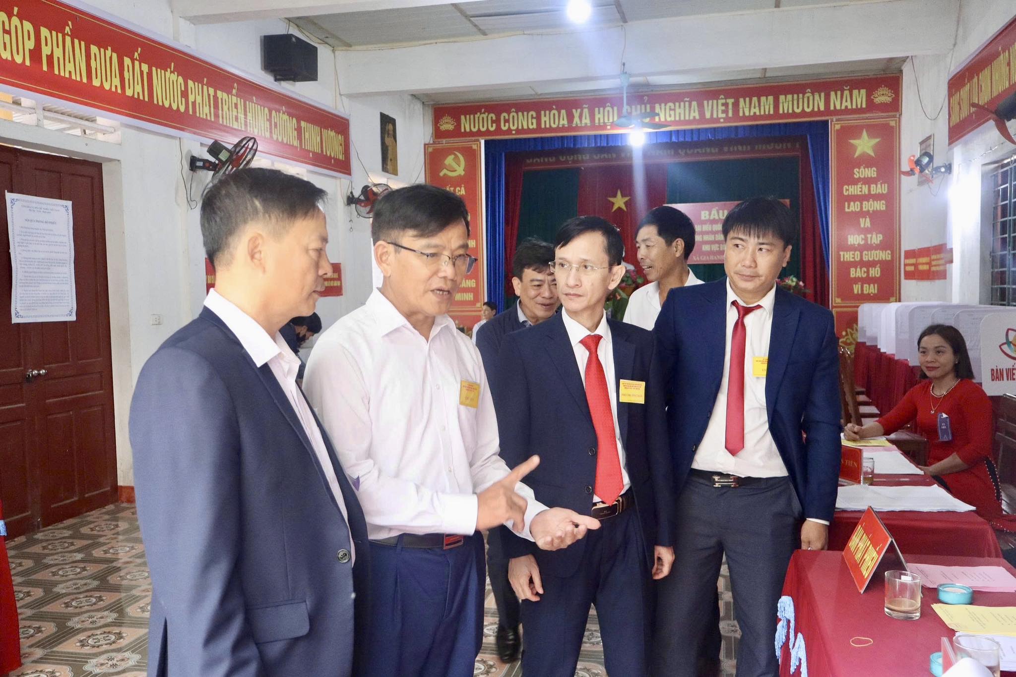 Lãnh đạo xã Gia Hanh kiểm tra công tác bầu cử tại các khu vực bỏ phiếu