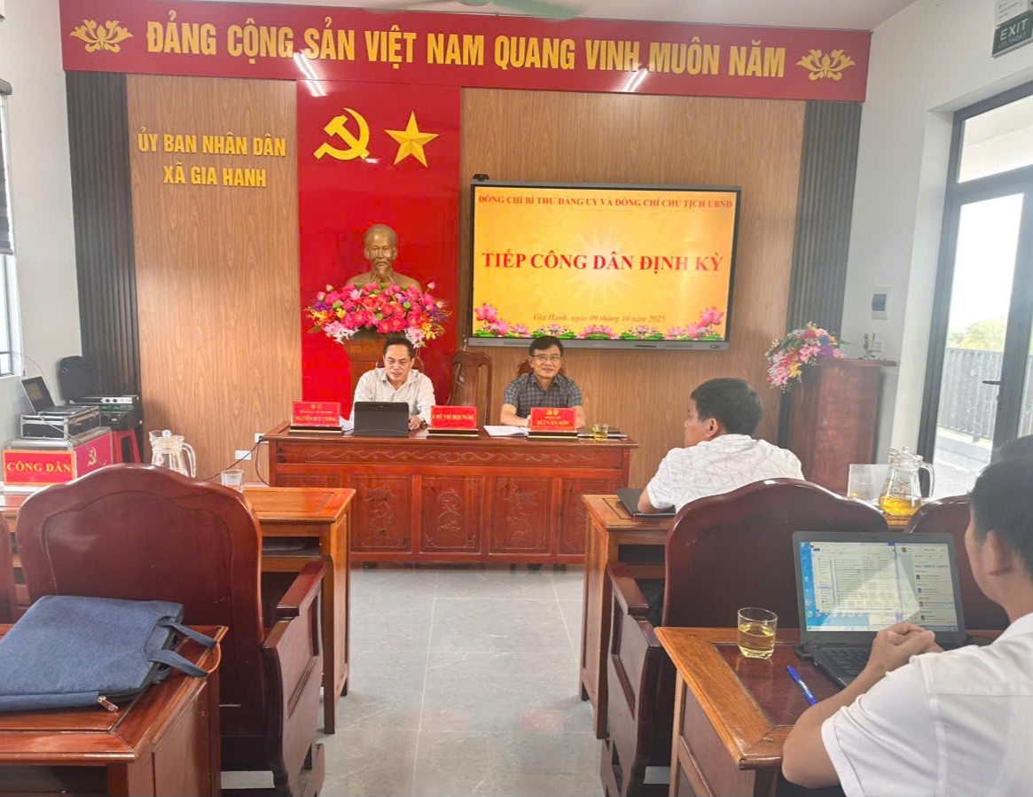Đồng chí Đảng ủy và Chủ tịch UBND xã tiếp công dân định kỳ tháng 10 năm 2025