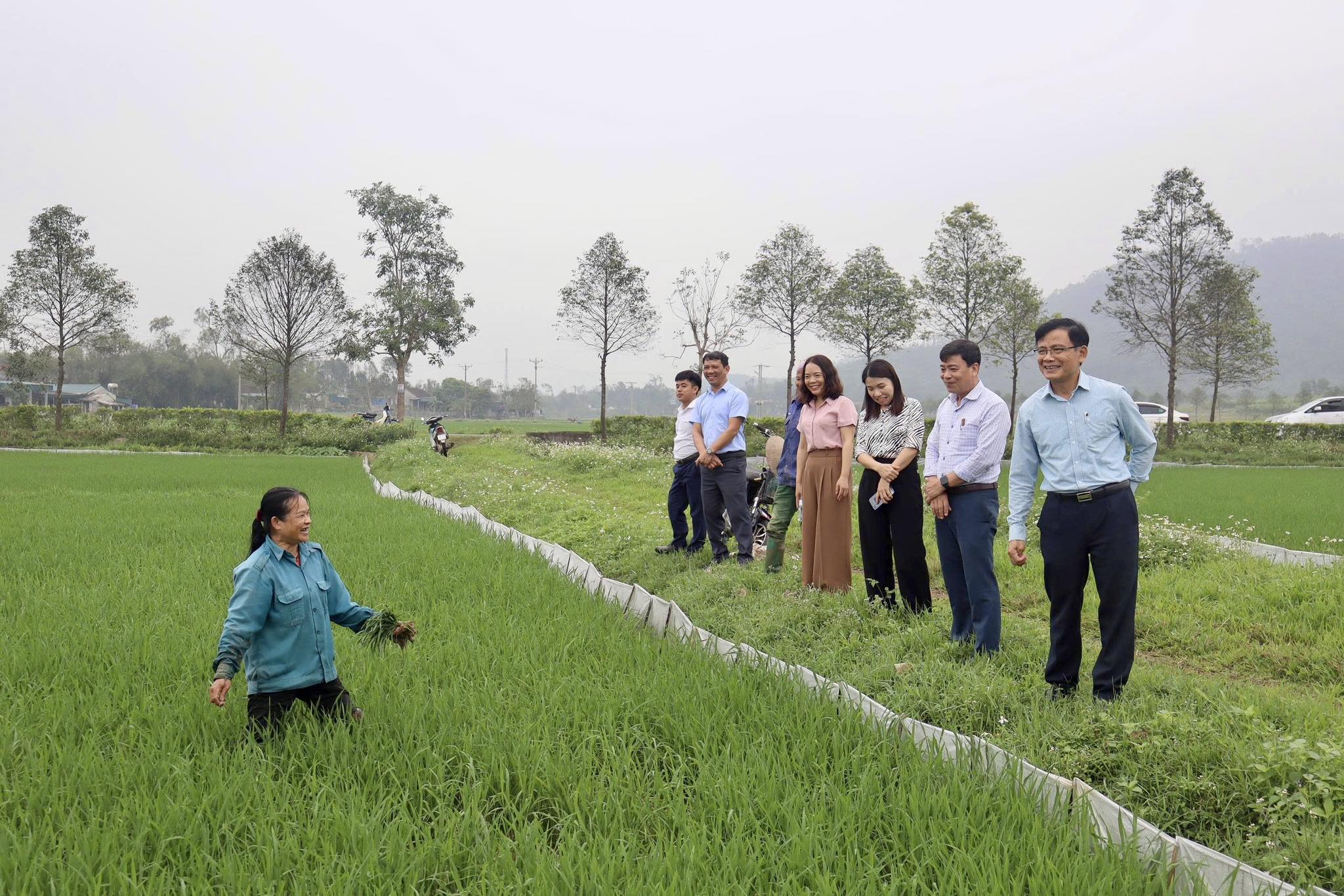 Lãnh đạo xã Gia Hanh kiểm tra, động viên và chỉ đạo sản xuất đầu xuân