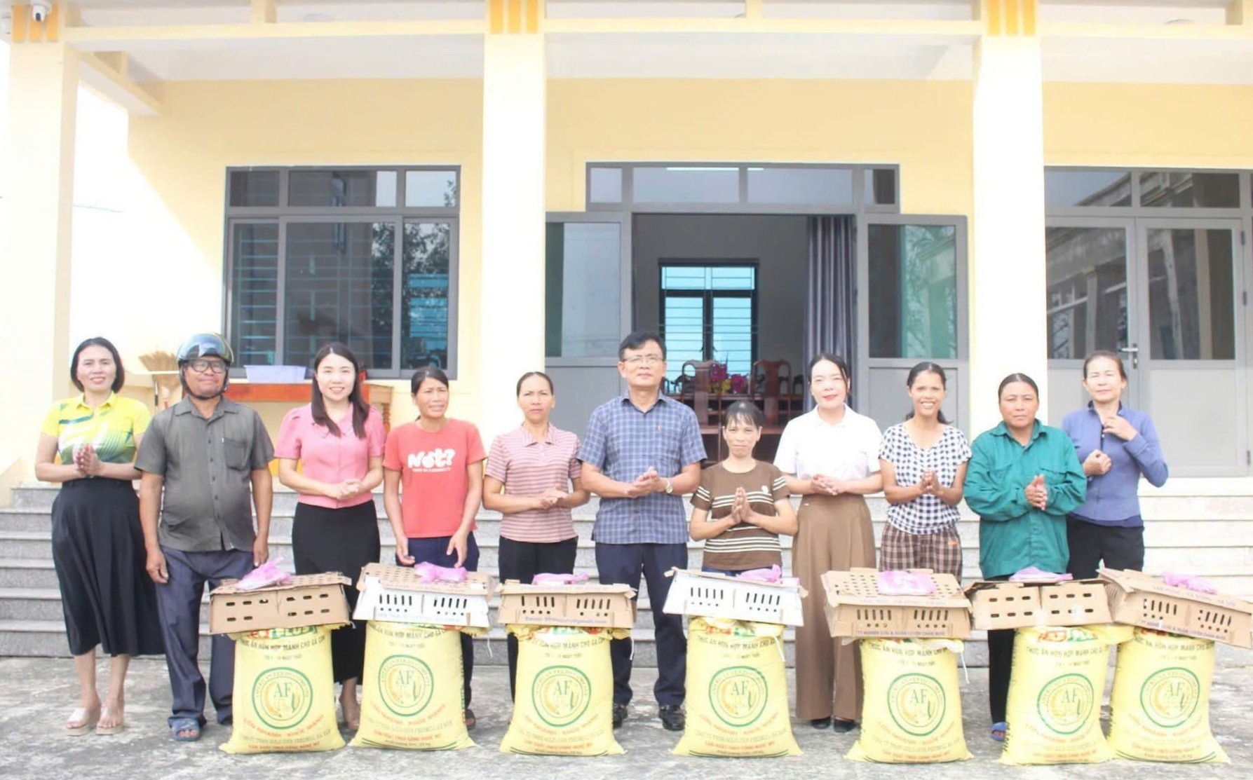 Hội Liên hiệp Phụ nữ xã Gia Hanh tổ chức chương trình trao tặng mô hình sinh kế