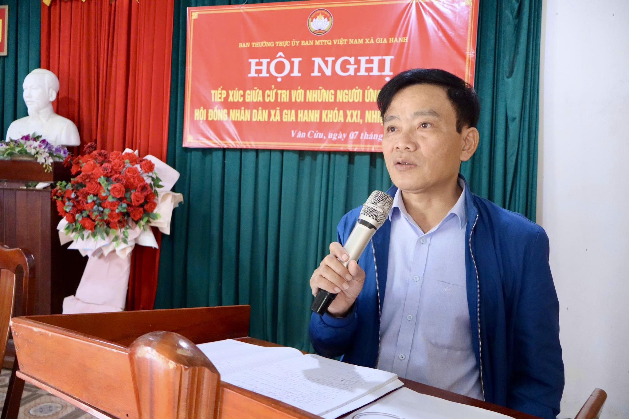 Ứng cử viên đại biểu HĐND xã tiếp xúc cử tri, vận động bầu cử tại các đơn vị bầu cử