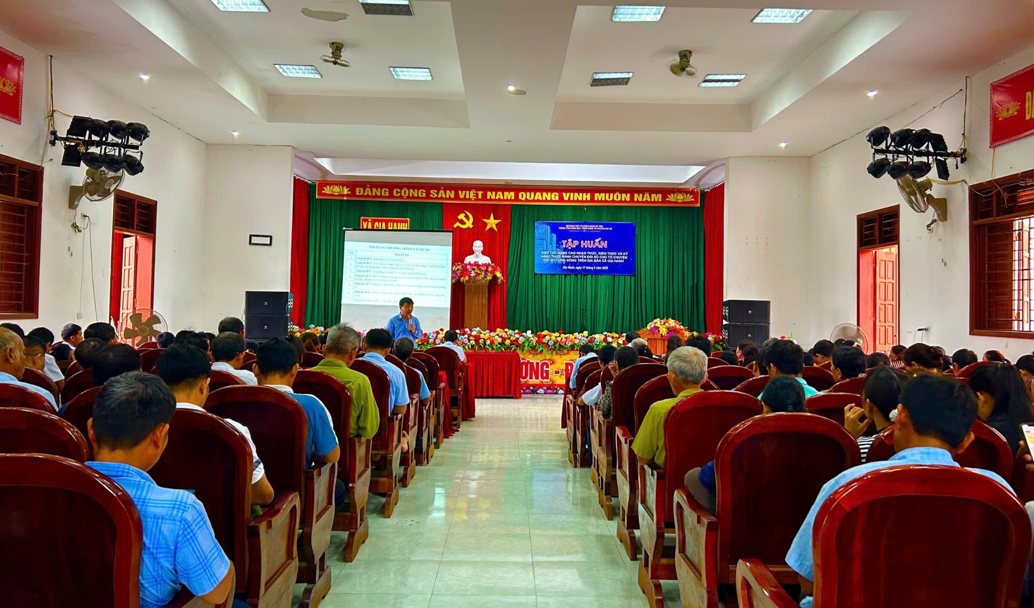 Xã Gia Hanh phối hợp với Trung tâm Khoa học Công nghệ và Chuyển đổi số tỉnh tổ chức tập huấn nâng cao nhận thức, kỹ năng chuyển đổi số cho người dân trên địa bàn xã