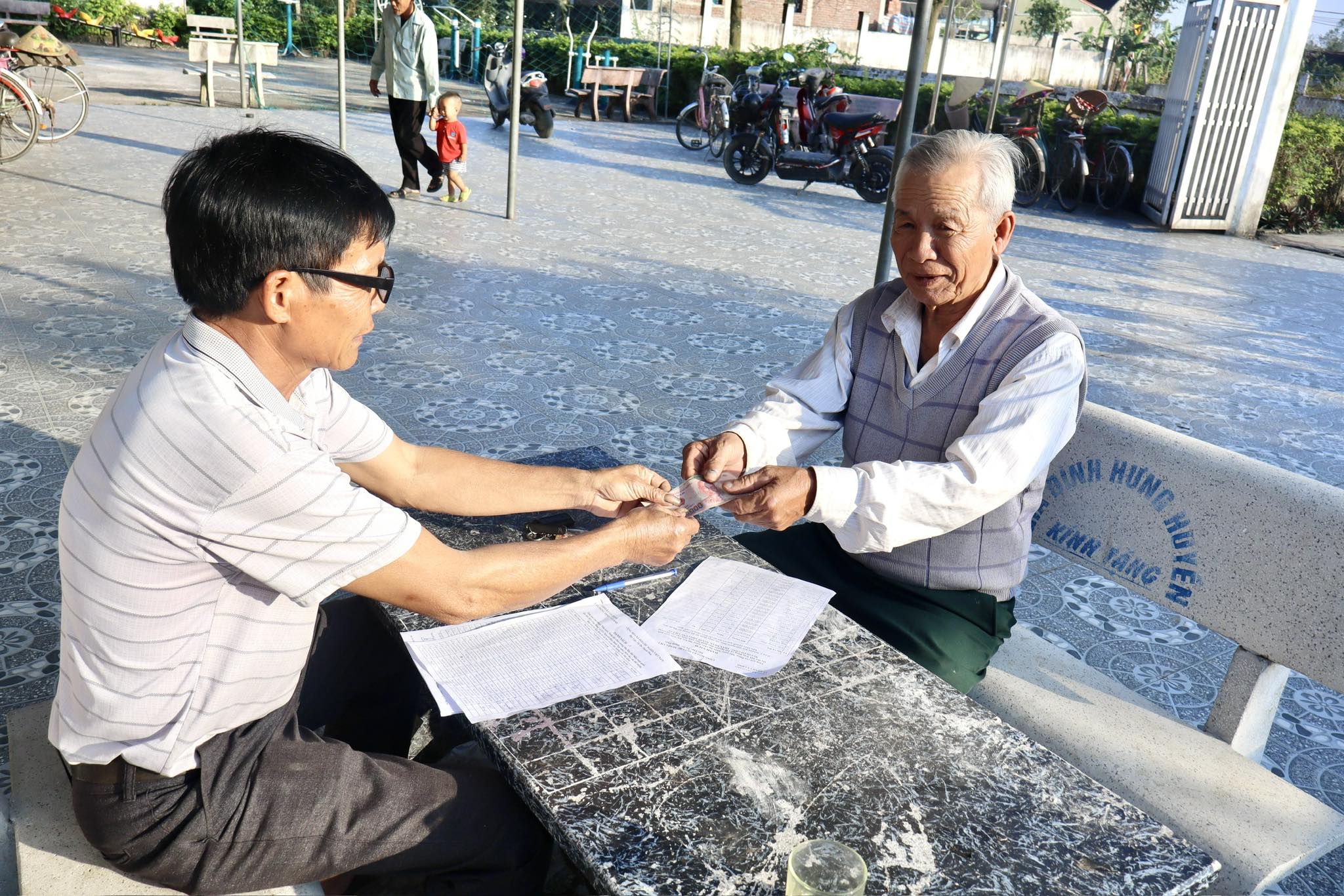 Người dân xã Gia Hanh phấn khởi nhận quà Tết của Đảng, Nhà nước