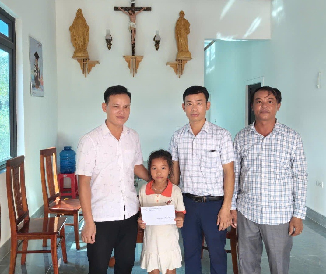 Tặng quà Trung Thu cho trẻ em có hoàn cảnh khó khăn và tàn tật trên địa bàn xã Gia Hanh