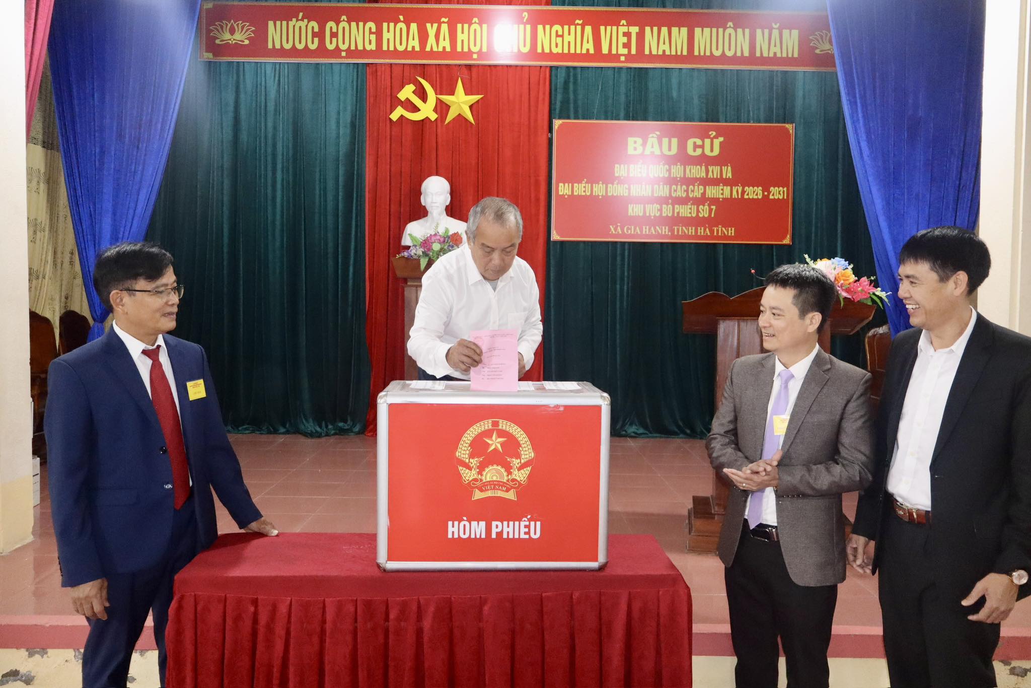 Cử tri xã Gia Hanh nô nức đi bầu cử