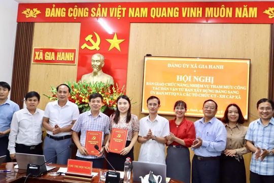 Gia Hanh bàn giao chức năng, nhiệm vụ tham mưu về công tác dân vận sang MTTQ 