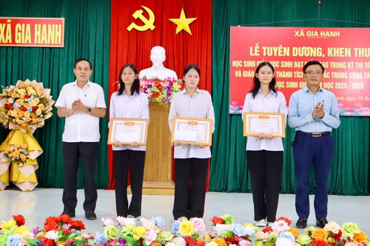 Gia Hanh tuyên dương học sinh và giáo viên có thành tích xuất sắc năm học 2025 - 2026