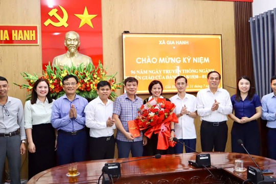 Lãnh đạo xã Gia Hanh tặng hoa chúc mừng Ban Xây dựng Đảng nhân kỷ niệm 96 năm Ngày truyền thống ngành Tuyên giáo của Đảng 