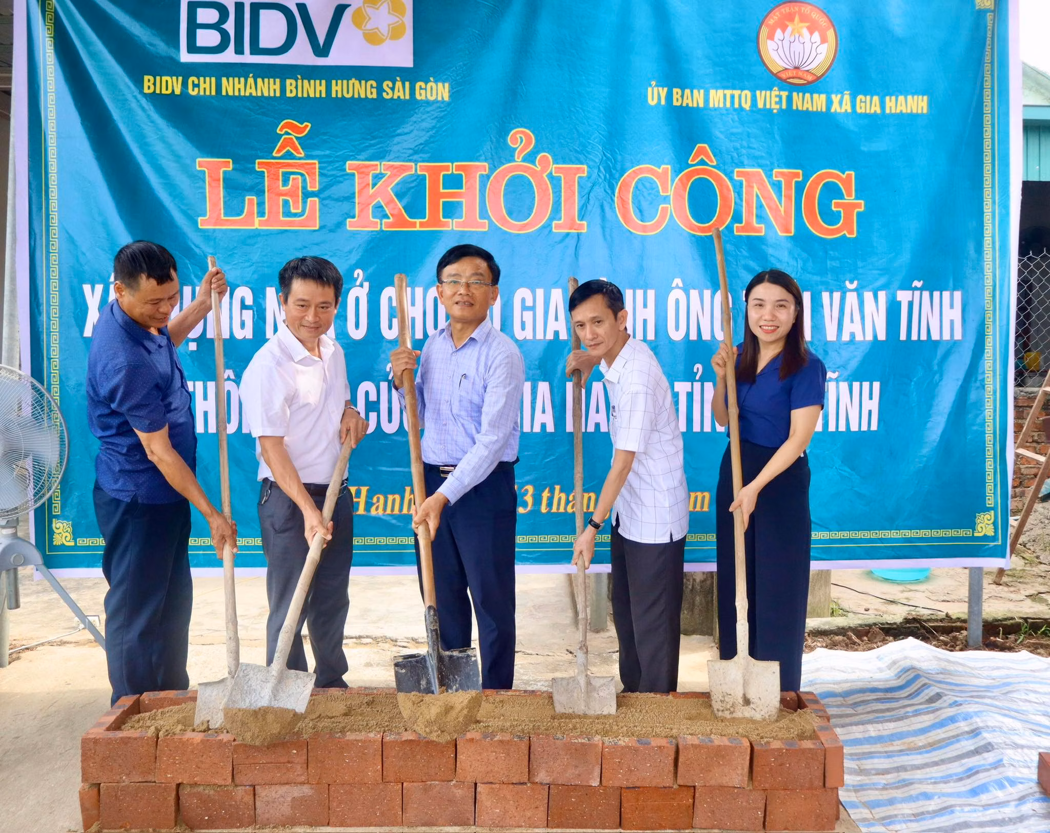 Khởi công xây dựng và bàn giao nhà ở cho hộ có hoàn cảnh khó khăn tại xã Gia Hanh 