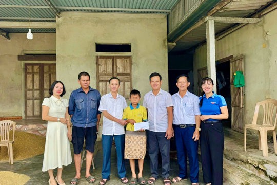 Đảng bộ các cơ quan Đảng xã Gia Hanh trao quà, kinh phí đỡ đầu cho học sinh có hoàn cảnh đặc biệt khó khăn