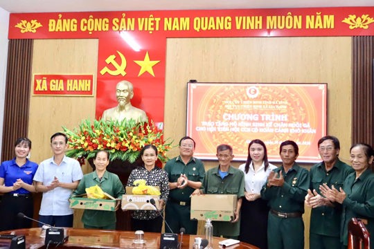 Hội CCB xã Gia Hanh trao tặng mô hình sinh kế cho hội viên có hoàn cảnh khó khăn