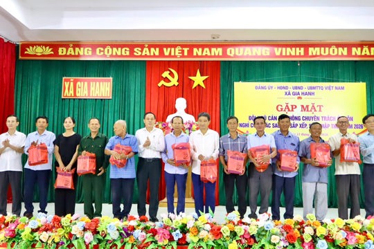 Gia Hanh gặp mặt cán bộ thôn nghỉ công tác sau sắp xếp, sáp nhập thôn năm 2026