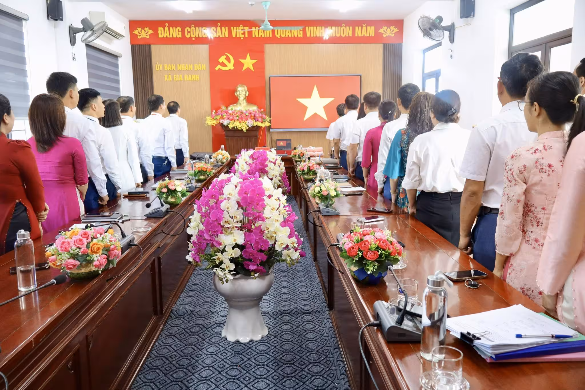 UBND xã Gia Hanh tổ chức lễ chào cờ tháng 6