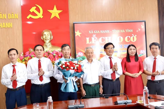 Xã Gia Hanh tổ chức Lễ chào cờ đầu tháng 10 và chúc mừng Hội Người cao tuổi nhân Ngày Quốc tế Người cao tuổi