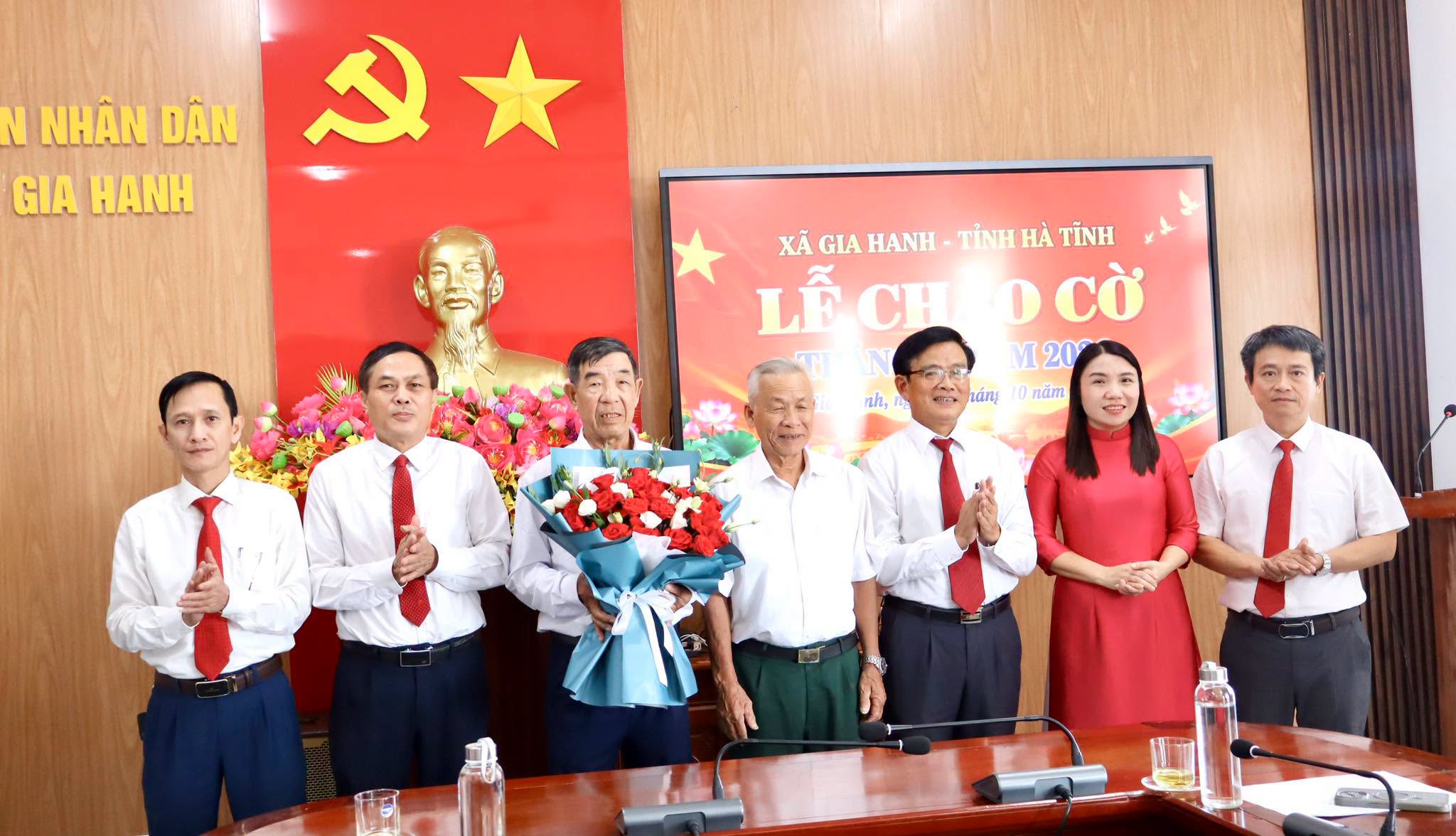 Xã Gia Hanh tổ chức Lễ chào cờ đầu tháng 10 và chúc mừng Hội Người cao tuổi nhân Ngày Quốc tế Người cao tuổi